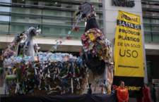 Devela Greenpeace que producción de envases de plástico alimenta el cambio climático