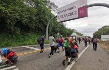IMAGEN DEL DÍA | Caravana de migrantes cruza retén del INM y llega a Veracruz