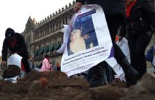 IMAGEN DEL DÍA | Las fosas de personas desaparecidas tocan la puerta de Palacio Nacional